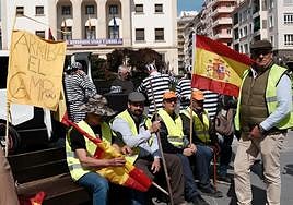 Un grupo de agricultores, en la protesta de este miércoles frente a la Subdelegación del Gobierno.