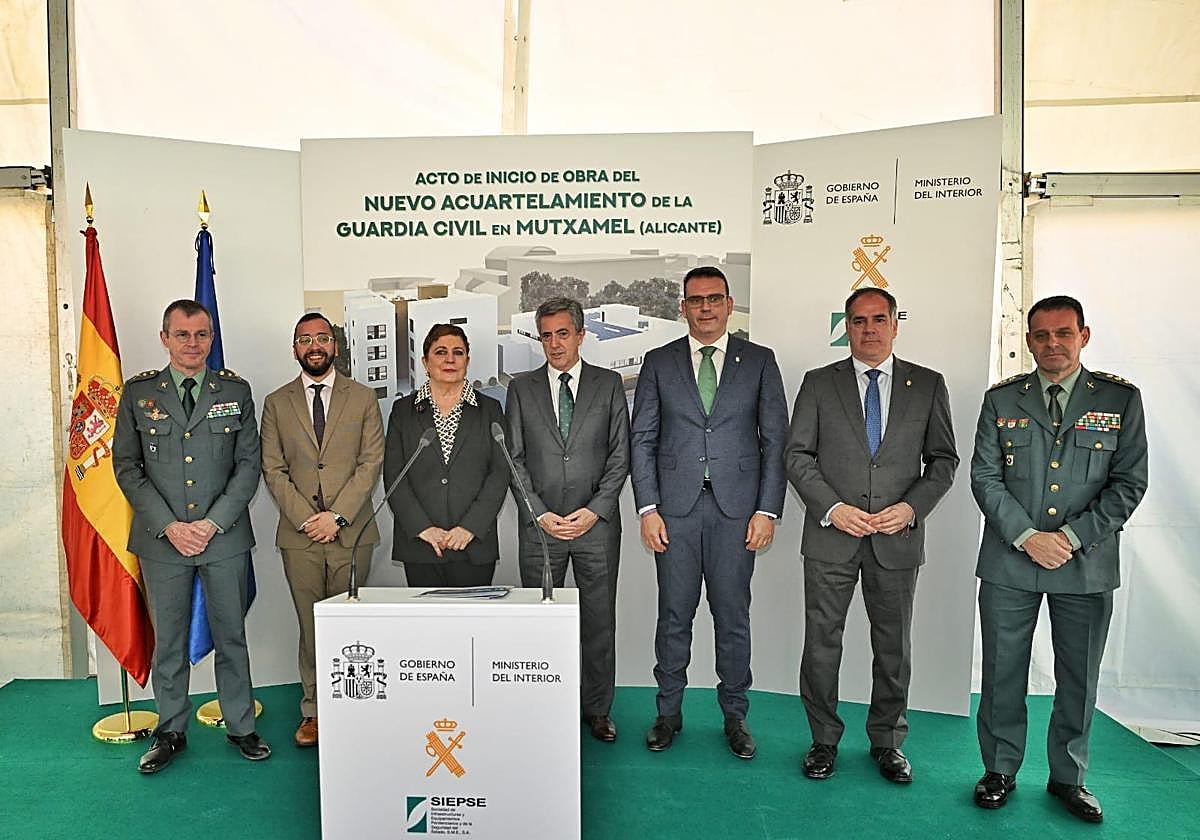 Foto de familia durante el acto de inicio de las obras.