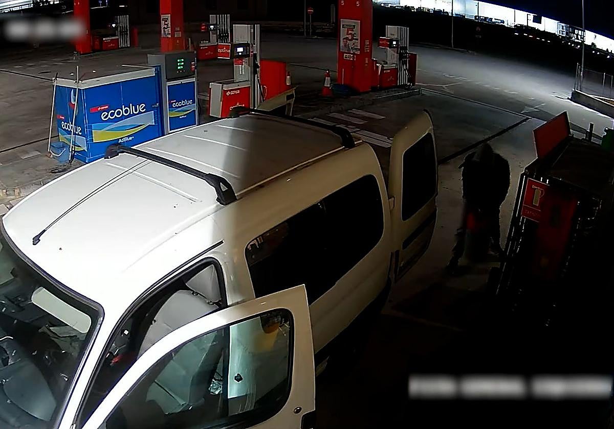 Las cámaras de seguridad grabaron al presunto delincuente llevándose las bombonas.