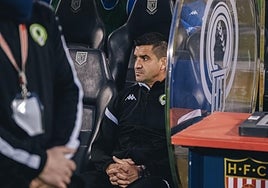 Rubén Torrecilla, en el banquillo del Rico Pérez antes de un partido.