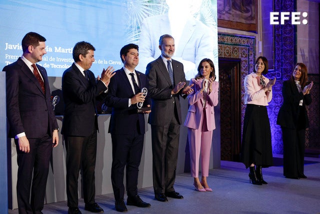 García sostiene el premio junto al Rey de España.