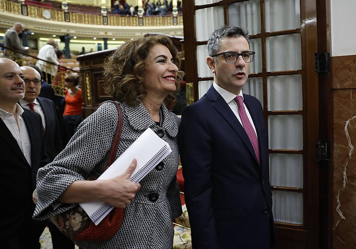 La ministra Montero junto a Bolaños salen del pleno del Congreso esta mañana.