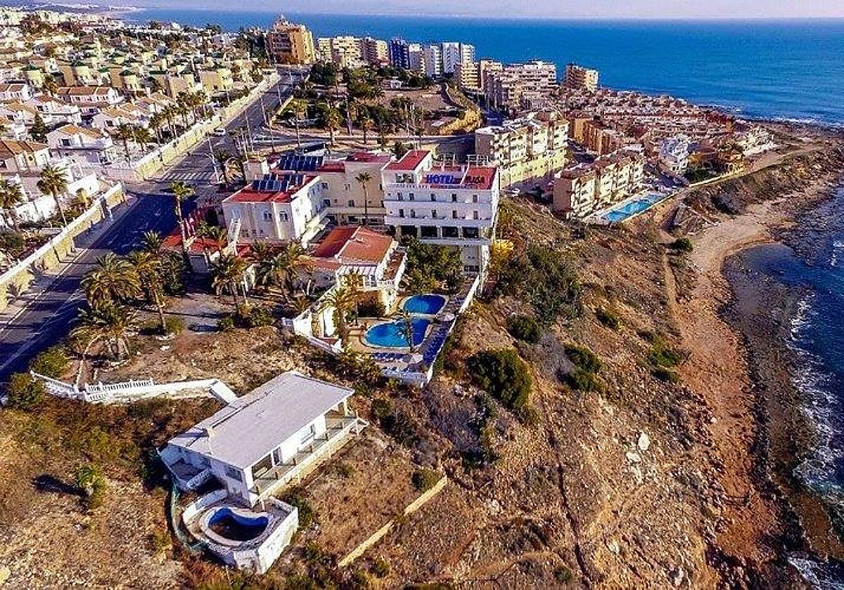 Imagen del hotel de Torrevieja puesto en venta.