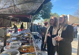 La concejal de Comercio, Lidia López, en un puesto del nuevo mercadillo.