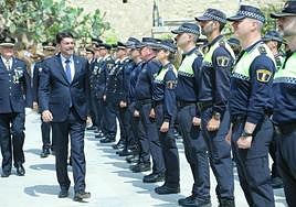 El alcalde de Alicante, Luis Barcala, pasa revista a los agentes de la Policía Local.