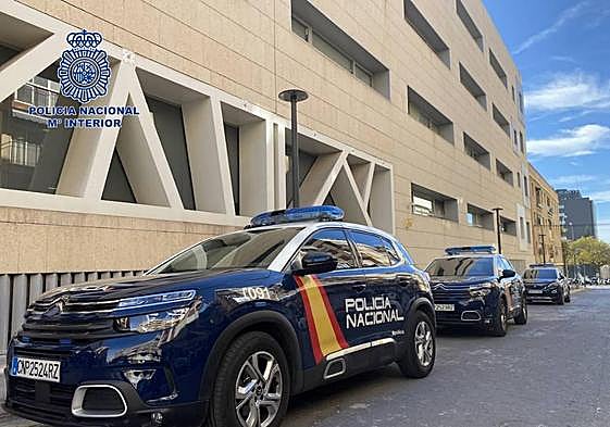 Coches patrulla en la comisaría provincial de Alicante.
