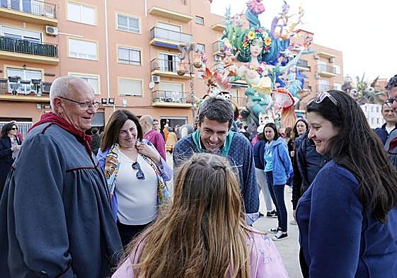 El presidente de la Generalitat, Carlos Mazón, saluda a una niña en su visita a las Fallas de Dénia.