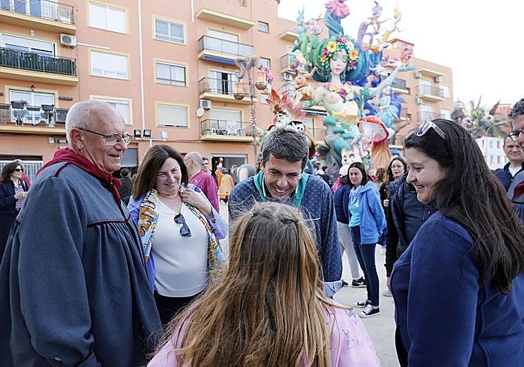 El presidente de la Generalitat, Carlos Mazón, saluda a una niña en su visita a las Fallas de Dénia.