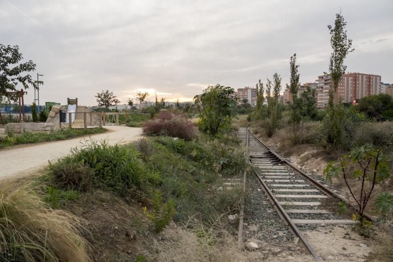 Imagen principal - A una firma de quitar las vías ferroviarias de la Casa Mediterráneo
