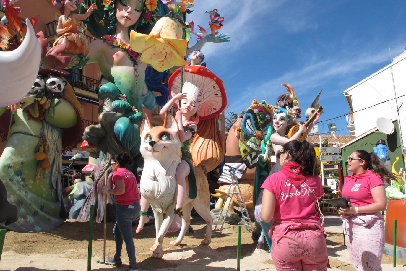 Las fallas de Dénia ya lucen con todo su esplendor