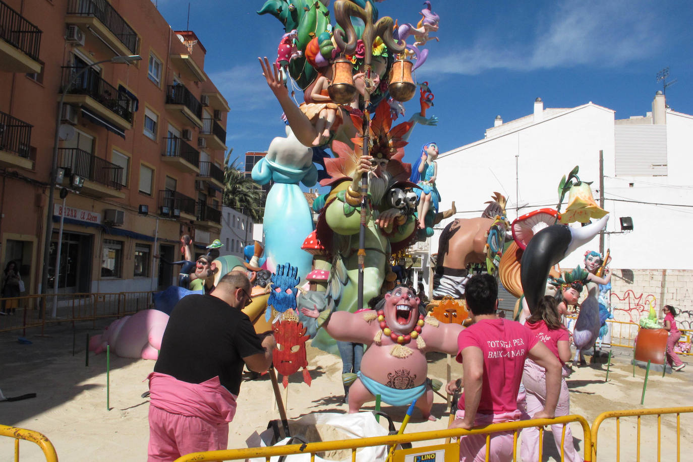Las fallas de Dénia ya lucen con todo su esplendor
