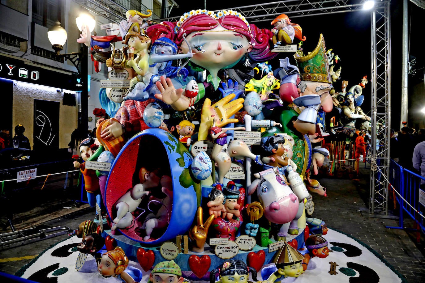 Las fallas de Dénia ya lucen con todo su esplendor