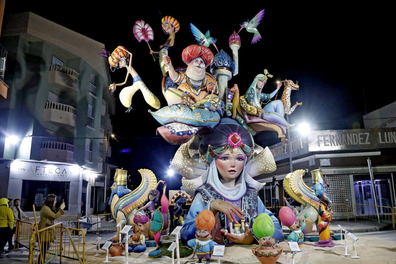 Las fallas de Dénia ya lucen con todo su esplendor