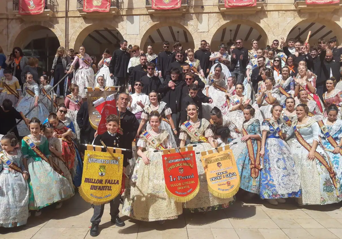 Los falleros del distrito Centro con los banderines de los premios obtenidos en infantil.