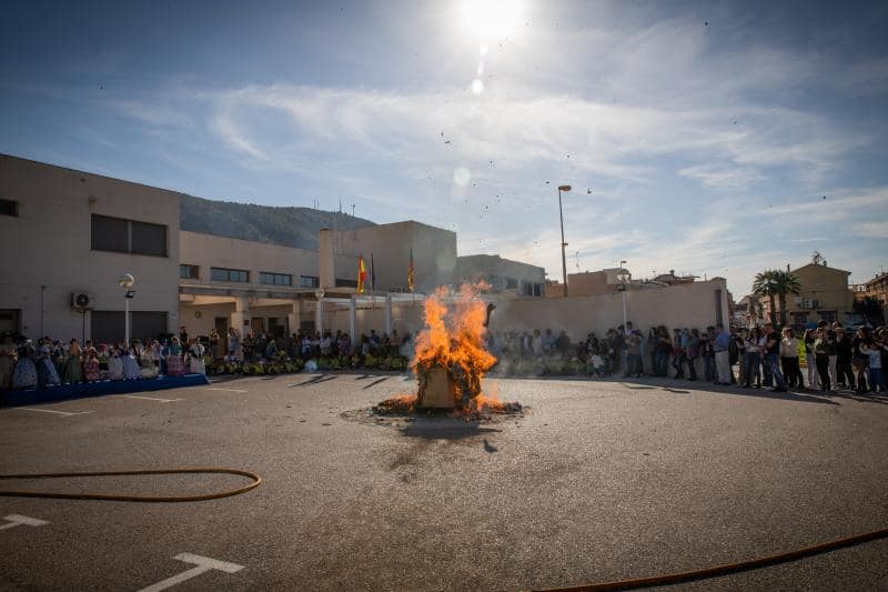 La cremà de las fallas del colegio de Hurchillo, en imagenes