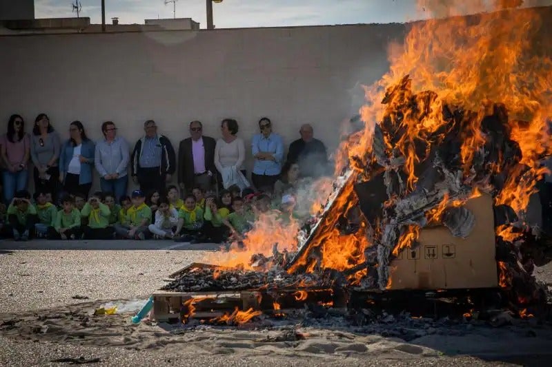 La cremà de las fallas del colegio de Hurchillo, en imagenes