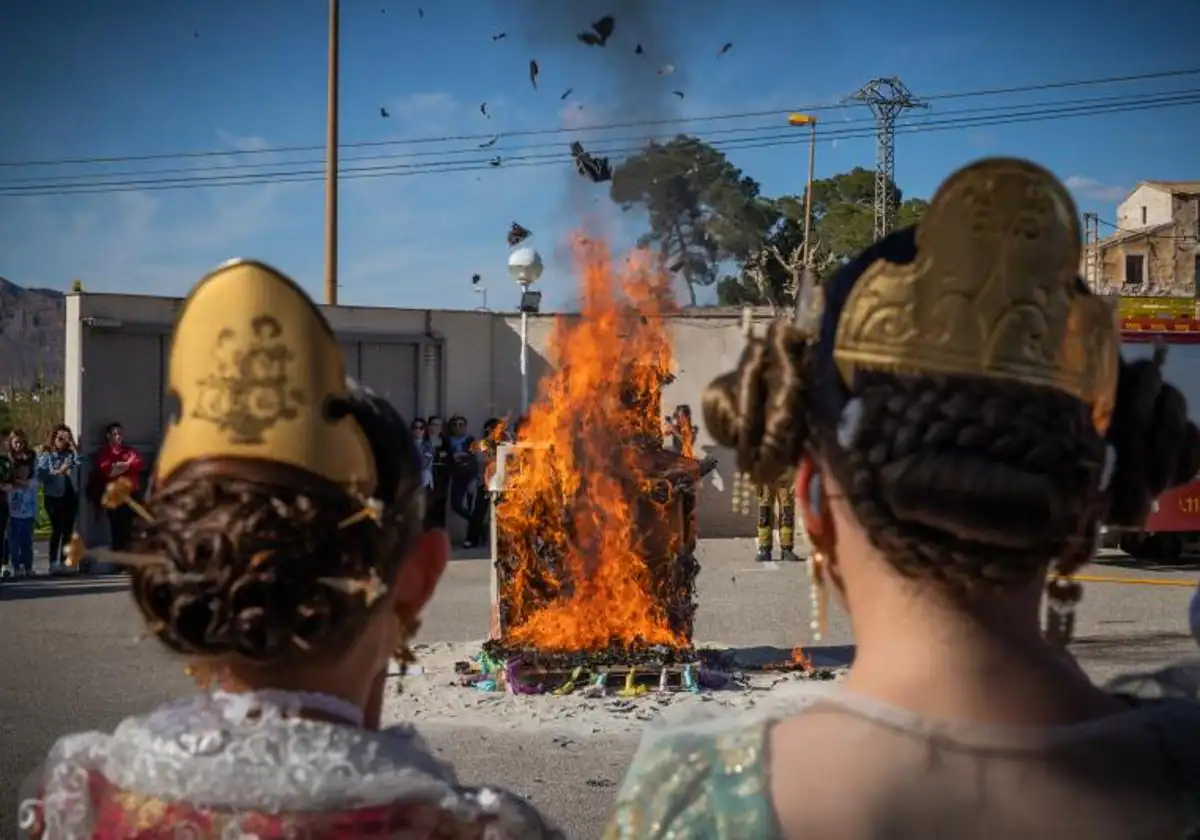 La cremà de las fallas del colegio de Hurchillo, en imagenes