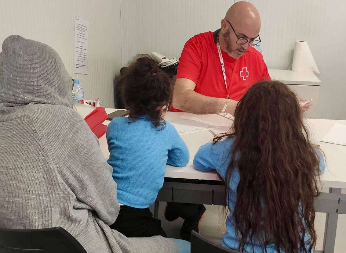 El personal de Cruz Roja realizando la atención.