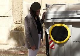 La edil de Discapacidad, María Bonmatí, con los nuevos contenedores.