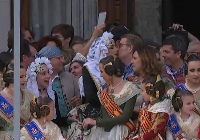 El presidente del PP, Alberto Núñez Feijóo, saluda a la bellea del foc, Belén Mora.