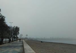 La niebla engulle el litoral de Alicante.