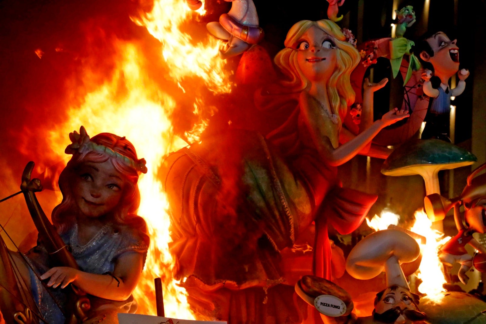 Dénia resplandece en la cremà de las Fallas