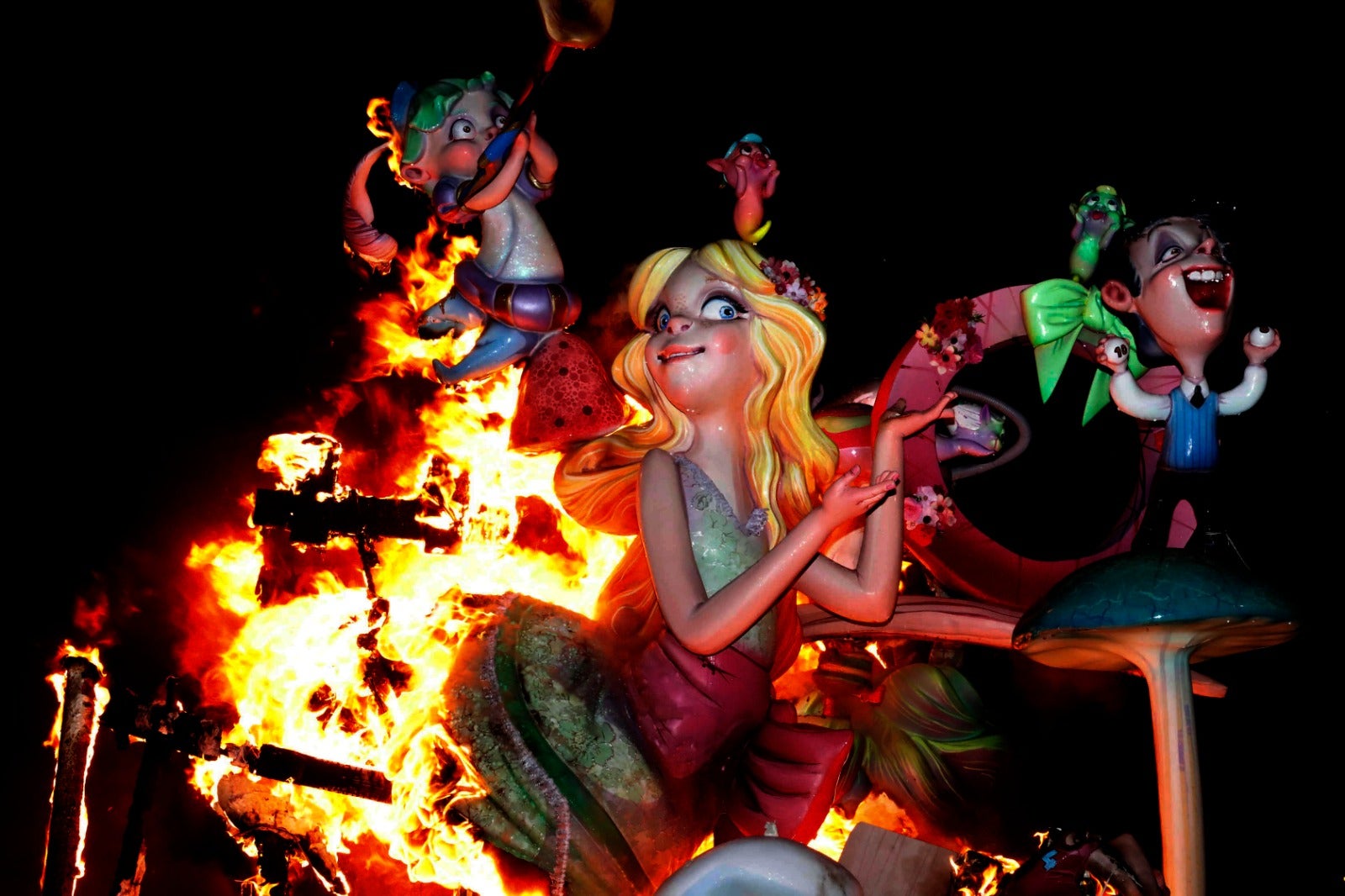 Dénia resplandece en la cremà de las Fallas
