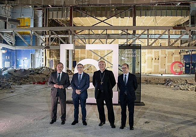 Las autoridades en las futuras instalaciones del Campus Cámara CEU