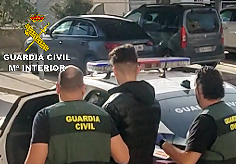 La Guardia Civil durante la detención de uno de los sospechosos.