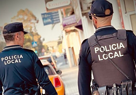 Dos agentes de la Policía Local de Elche durante una patrulla.