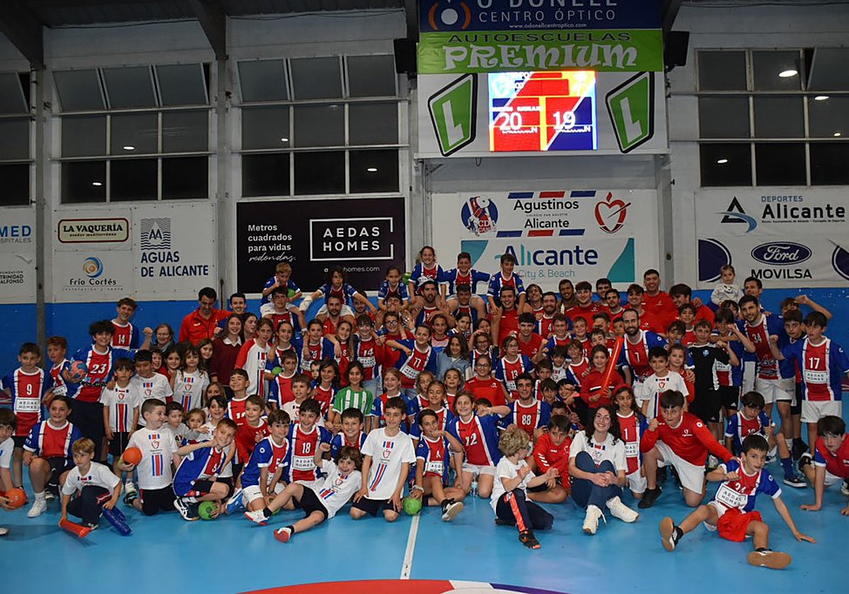 Foto de familia con la base tras la eliminatoria de Copa.