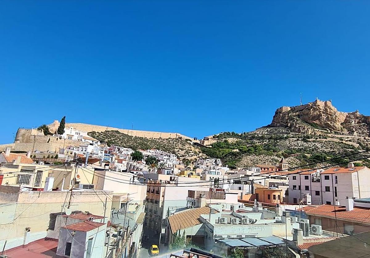 Vistas del casco histórico de Alicante con el barrio de Santa Cruz, la ermita de San Roque y el castillo de Santa Bárbara al fondo.
