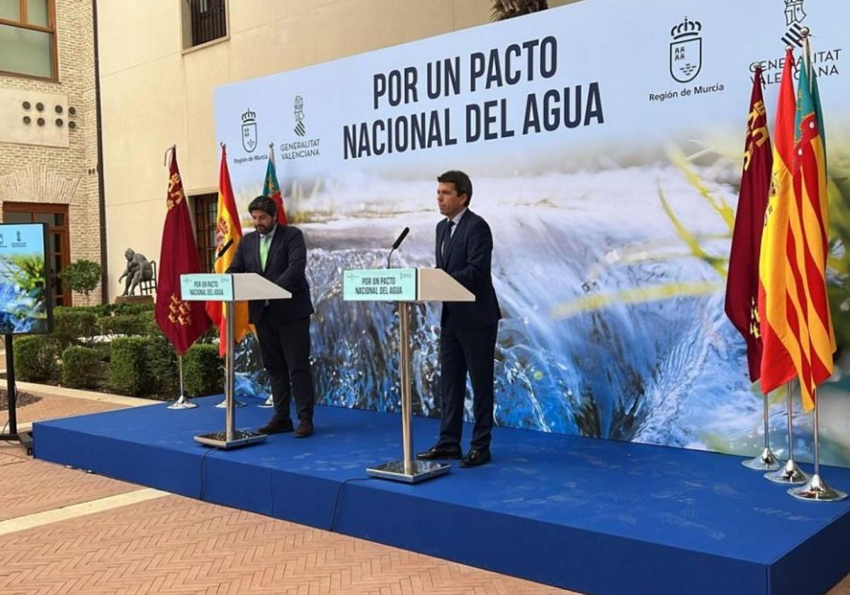 López Miras y Mazón durante la firma del Pacto Nacional del Agua en Murcia.