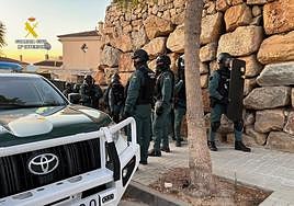 Agentes de la Usecic de Alicante durante el registro del chalet de Polop.