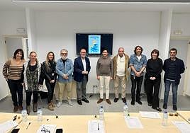 El jurado calificador y el artista posan ante el cartel que anunciará las fiestas campelleras.