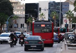 Autobuses y tráfico por la avenida de la Estación.