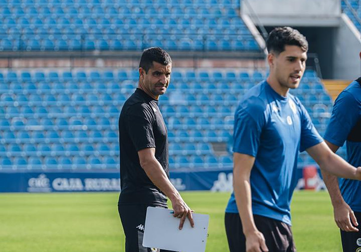 Torrecilla mira a sus jugadores durante un entrenamiento.