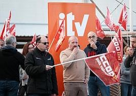 Trabajadores de la ITV protestan a las puertas de su centro de trabajo.