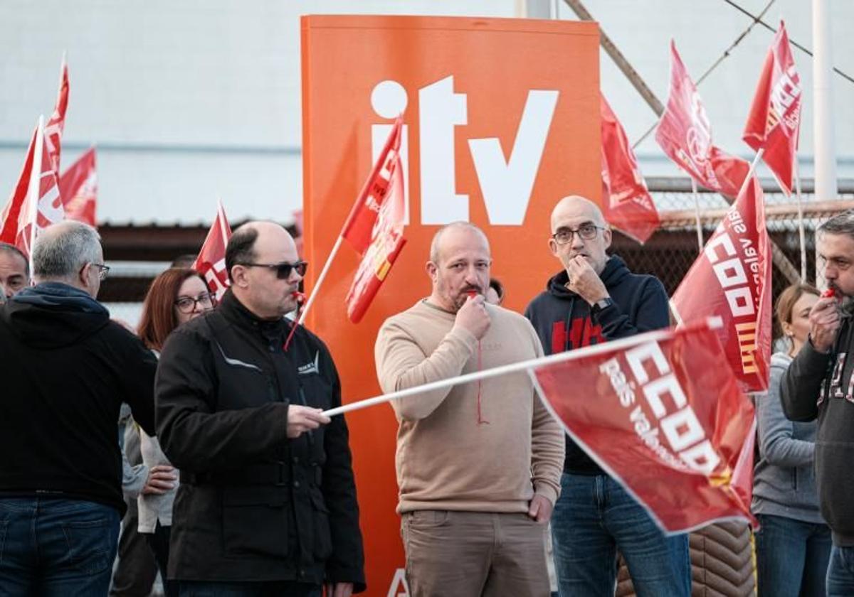 Trabajadores de la ITV protestan a las puertas de su centro de trabajo.