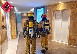 Los bomberos durante las labores de revisión del hotel tras apagar el incendio