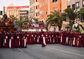 Encuentro de la hermandad de la Santa Cena en la avenida de la Estación.