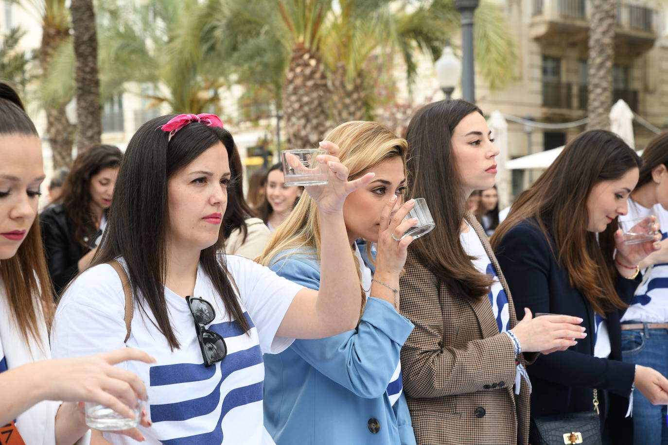 Las candidatas a Bellea del Foc realizan una cata de aguas a ciegas