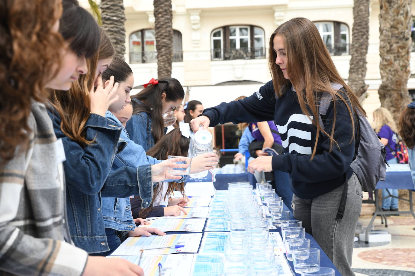 Las candidatas a Bellea del Foc realizan una cata de aguas a ciegas