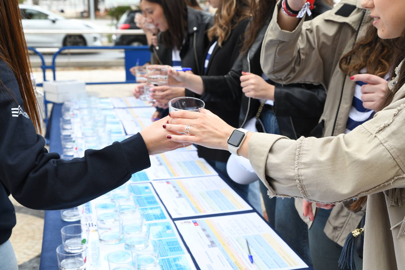 Las candidatas a Bellea del Foc realizan una cata de aguas a ciegas