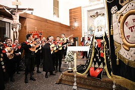 La Tuna de la UA canta a la Virgen de la Soledad