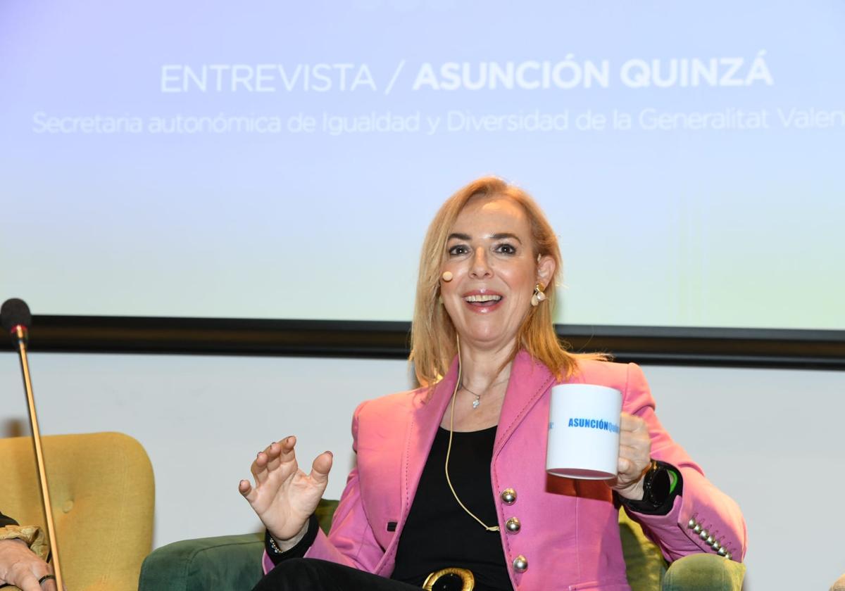 Asunción Quinzá con su taza de TodoAlicante.