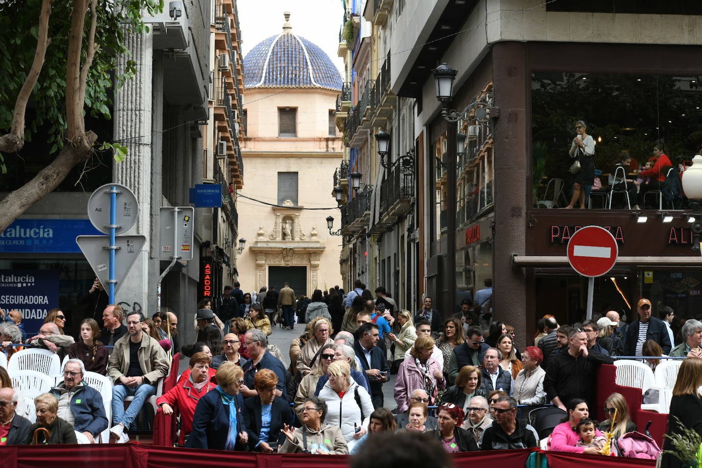 Palmas, ramas de olivo y los primeros pasos abren la carrera oficial de la Semana Santa alicantina