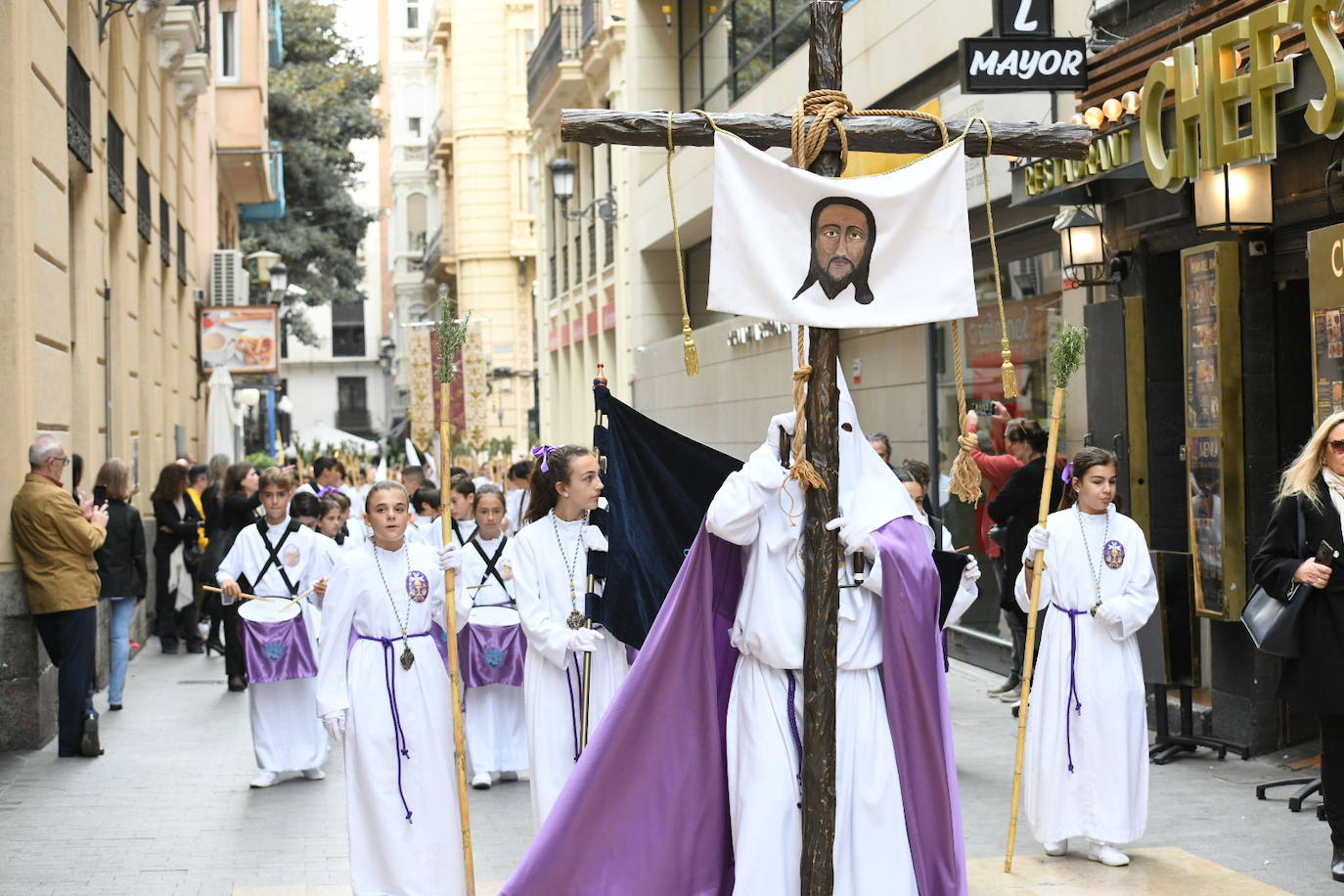 Palmas, ramas de olivo y los primeros pasos abren la carrera oficial de la Semana Santa alicantina