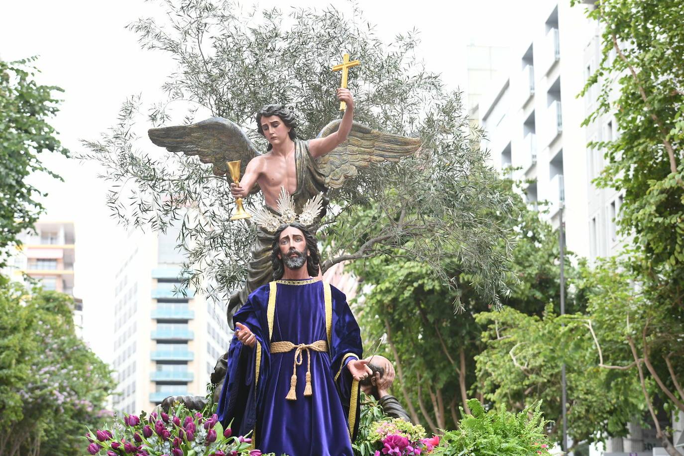 Palmas, ramas de olivo y los primeros pasos abren la carrera oficial de la Semana Santa alicantina