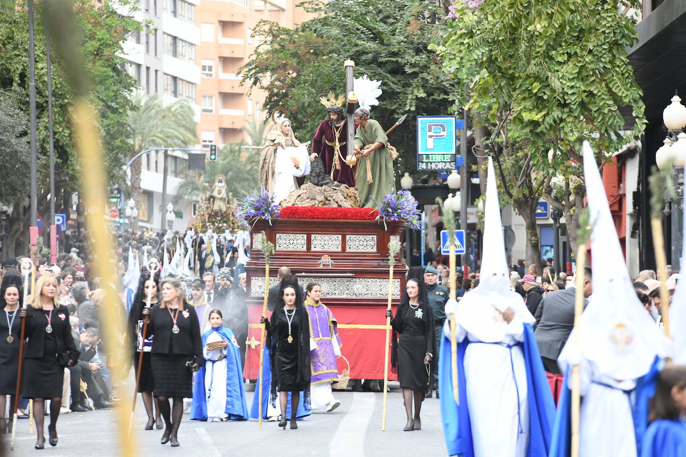 Palmas, ramas de olivo y los primeros pasos abren la carrera oficial de la Semana Santa alicantina